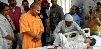 UP में गरीब-असहायों के ‘संकटमोचक’ बने CM योगी, 1700 करोड़ से की 1 लाख बीमारों की मदद, सपा सरकार में 10,431 को मिली थी सहायता CM Yogi Adityanath
