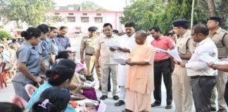 गोरखपुर: जनता दरबार में CM योगी ने सुनीं लोगों की समस्याएं, कहा- रुपए के अभाव में नहीं रुकना चाहिए किसी का इलाज CM Yogi Adityanath Janata Darbar