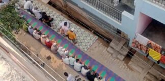 गाजियाबाद: मस्जिद की जगह सड़क पर बैठकर पढ़ी गई नमाज, हिंदू संगठन ट्विटर पर पुलिस से की शिकायत, जांच शुरू Ghaziabad namaz on road