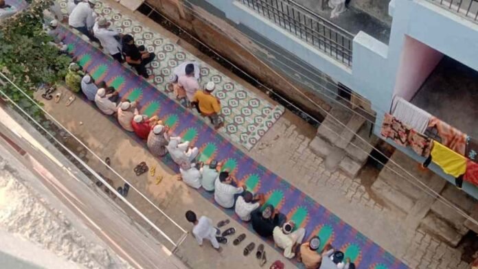 Ghaziabad namaz on road