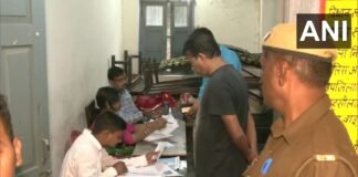 Gola Gokarannath By Election: गोला गोकर्णनाथ विधानसभा सीट पर मतदान जारी, दोपहर 3 बजे तक 44.05 प्रतिशत वोटिंग Gola Gokarannath By Election