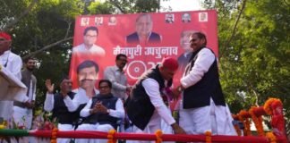 Mainpuri By Election: इटावा में अखिलेश ने मंच पर छुए ‘चाचा’ के पैर, शिवपाल बोले- BJP को हराने के लिए आपने बोला एक हो जाओ, हम एक हो गए Akhilesh Yadav Shivpal Singh yadav