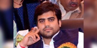 Mainpuri By Election: तेज प्रताप यादव को मैनपुरी लोकसभा सीट से प्रत्याशी बना सकती है समाजवादी पार्टी Tej Pratap Yadav Mainpuri Lok Sabha seat