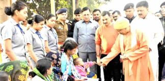 ‘डॉक्टर से मंगवा लीजिए इस्टीमेट, सरकार देगी इलाज का पैसा’, जनता दरबार में बोले योगी