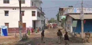 अंबेडकरनगर: पार्क की भूमि को लेकर हंगामा, भीड़ ने एक महिला सिपाही को पीटा, पत्थरबाजी में 6 अन्य सिपाही जख्मी, फिर महिलाओं पर बरसीं लाठियां