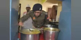 मैनपुरी में 2 दिवसीय दौरे पर IG, मेस में बनी दाल में चमचा डालकर परखी गुणवत्ता, पुलिसकर्मियों को बेहतर खाना खिलाने के निर्देश