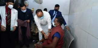 Corona को लेकर UP के अस्पतालों में मॉक ड्रिल: बलरामपुर हॉस्पिटल पहुंचे डिप्टी CM ने ठंड से कांप रहे मरीज को पहनाई अपनी सदरी Brajesh Pathak Mock drill