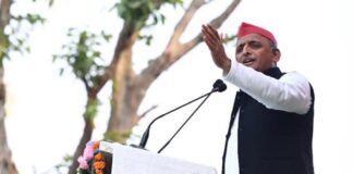 Mainpuri By Election: जनसभा में अखिलेश यादव बोले- सपा कार्यकर्ताओं के यहां छापा मार रही पुलिस, पकड़ने आए तो डिंपल के लिए मांग लेना वोट Mainpuri By Election Akhilesh Yadav