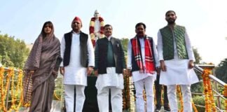 इटावा में अखिलेश यादव ने BJP पर साधा निशाना, बोले- गुजरात मॉडल को मैनपुरी मॉडल ने कर दिया फेल Etawah Akhilesh Yadav