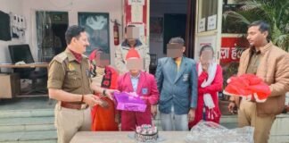 गाजियाबाद: परिजनों ने कभी नहीं मनाया जन्मदिन, दुखभरी दास्तां सुन पुलिस ने मनाया बच्चे का बर्थडे, दिलाई सेंटा की ड्रेस, तस्वीरें वायरल