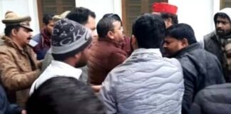 UP MLC Election 2023: मुरादाबाद में मतदान केंद्र पर भिड़े SP-BJP कार्यकर्ता, एक-दूसरे पर लगाया बूथ कब्जाने का आरोप Moradabad