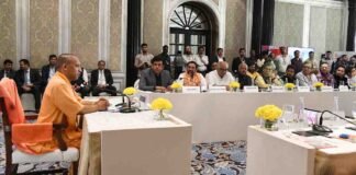 CM Yogi in Mumbai: मुख्यमंत्री ने फिल्मी हस्तियों के साथ की बैठक, कहा- UP में बनने वाली वेब सीरीज पर मिलेगी 50% सब्सिडी Mumbai CM Yogi Adityanath