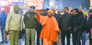 गोरखपुर पहुंचे CM योगी ने खिचड़ी मेले की तैयारियों का लिया जायजा, कहा- श्रद्धालुओं की सुविधा-सुरक्षा में न हो कोताही CM Yogi Adityanath Khichdi Mela