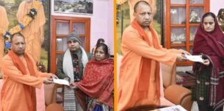 गोरखपुर: CM योगी ने फोटोग्राफर डीके गुप्ता और लोकगायक संतराज के परिजनों को सौंपा 5-5 लाख का चेक, कहा- सबके दुख में साथ खड़ी है सरकार Gorakhpur CM Yogi Adityanath