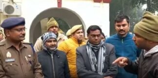 इटावा: बेटे का शव सीने से चिपकाए ASP के पास पहुंचा सिपाही पिता, बोला- छुट्टी मिल जाती तो शायद न जाती बच्चे की जान Etawah Constable