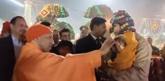 गोरखनाथ मंदिर में खिचड़ी चढ़ाने आए श्रद्धालुओं से CM योगी ने की बातचीत, लोगों ने कहा- जिला व मंदिर प्रशासन ने की है अच्छी व्यवस्था CM Yogi Adityanath Gorakhnath temple