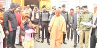 गोरखपुर: जनता दर्शन में महिला ने CM योगी का जताया आभार, कहा- धन्य हो महाराज जी! आपके किरपा से बन गइल मकान Gorakhpur Usha CM Yogi Adityanath