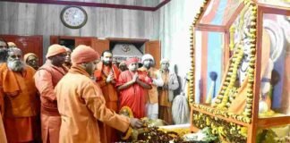 CM योगी ने सुबह 4 बजे गोरखनाथ मंदिर में चढ़ाई खिचड़ी, देशवासियों को दी मकर संक्रांति की बधाई