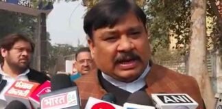 हिंदू कॉलेज में बुर्का बैन पर सपा नेता के बिगड़े बोल, कहा- ऐसे लोगों को सड़क पर नंगा करके घुमाओ