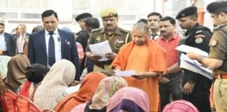 गोरखपुर: जनता दरबार में CM योगी ने 300 से अधिक लोगों की सुनी फरियाद, इलाज के लिए धन की मांग लेकर आने वालों पर खास ध्यान Gorakhpur CM Yogi Adityanath