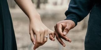 Promise Day: आज पार्टनर से करें मोहब्बत के वादे, इन संदेशों के जरिए पहुंचाएं अपने दिल की बात Promise Day