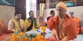 Maha Shivratri 2023: मुख्यमंत्री योगी आदित्यनाथ ने गोरखनाथ मंदिर में किया रुद्राभिषेक, विश्व कल्याण व शांति की कामना की CM Yogi Adityanath