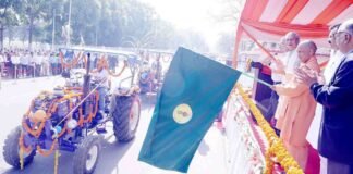 लखनऊ: CM योगी ने चीनी मिल समितियों के लिए 77 ट्रैक्टर को हरी झंडी दिखाकर किया रवाना, कहा- बीते 6 साल में कोई किसान आत्महत्या को नहीं हुआ मजबूर CM Yogi Adityanath 77 tractors