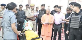 जनता दर्शन में CM योगी ने सुनी समस्याएं, कहा- बिना चिंता उपचार कराइए, पैसा हम देंगे Gorakhpur CM Yogi Adityanath