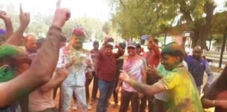 मेरठ: पुलिस लाइन में IG प्रवीण कुमार और SSP रोहित सिंह सजवाण ने पुलिसकर्मियों के साथ जमकर खेली होली Meerut