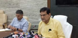 UP: बिजली कर्मचारियों की हड़ताल से आपूर्ति प्रभावित, फैक्ट्रियों में ठप हुआ उत्पादन, कई शहरों में गहराया संकट strike of electricity workers