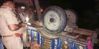 फर्रूखाबाद में बाइक सवार को बचाने में पलटी ट्रैक्टर-ट्राली, 40 गंभीर रूप से घायल, 4 की हालत नाजुक