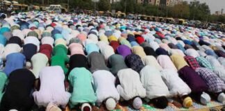 हापुड़: सड़क पर नमाज पढ़ने पर 250 लोगों के खिलाफ रिपोर्ट दर्ज, इंतजामिया कमेटी पर भी हुई कार्रवाई Hapur Namaz on road