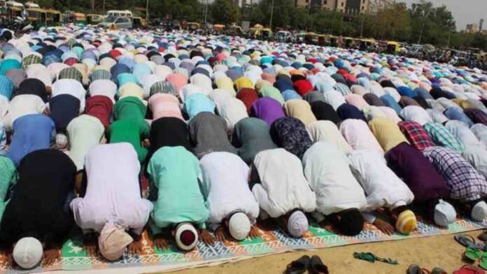 Hapur Namaz on road