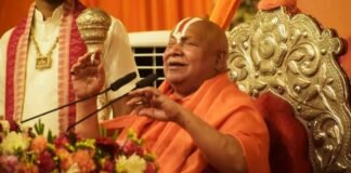 आगरा: रामभद्राचार्य की हिंदू बेटियों को सलाह, कहा- लव जिहाद से रहें दूर, चूड़ी की जगह थामें कटार Rambhadracharya Love Jihad