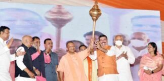 देवरिया में योगी बोले- औने-पौने दाम पर पिछली सरकारों ने बेची थीं चीनी मिलें, हम शुगर काम्प्लेक्स बनाकर हजारों युवाओं को देना चाहते नौकरी