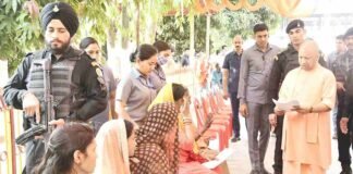 गोरखपुर: जनता दरबार में CM योगी ने सुनी फरियाद, कहा- इलाज के लिए न हो परेशान, सभी को मिलेगी मदद Gorakhpur CM Yogi Adityanath