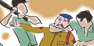 प्रतापगढ़: युवती के साथ कमरे में मिले सिपाही की जमकर हुई पिटाई, दूसरा गेट खोलकर भाग निकला Pratapgarh constable