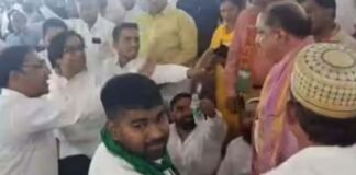 मेरठ: वंदे मातरम गाने के दौरान नहीं खड़े हुए ओवैसी के नेता, ये काम करते पकड़े गए, मचा बवाल