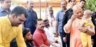 गोरखपुर: दिव्यांग सफाईकर्मी की बेटी का CM योगी ने कराया अन्नप्राशन, छलक उठीं माता-पिता की आंखें