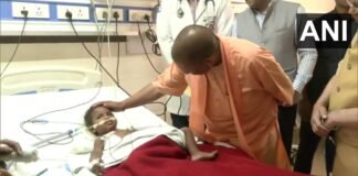 Sanjeev Jeeva Murder: ट्रॉमा सेंटर पहुंचकर CM योगी ने घायल बच्ची से की मुलाकात, फायरिंग में 2 पुलिसकर्मी भी हुए थे जख्मी CM Yogi Adityanath injured girl