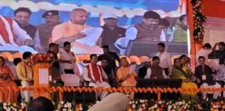 प्रयागराज: माफिया अतीक के कब्जे से मुक्त जमीन पर बने आवासों का CM ने किया लोकार्पण, लाभार्थियों को 76 आवासों की सौंपी चाबी Prayagraj CM Yogi Adityanath