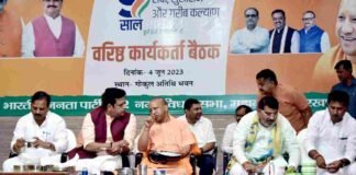 Tiffin Par Charcha: अपना टिफिन बॉक्स खुद लेकर पहुंचे CM योगी, पार्टी कार्यकर्ताओं के बीच पेश की मिसाल
