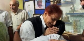 UP: भीम आर्मी चीफ को गले लगाकर आजम खान ने पूछा हालाचाल, हमले को बताया योगी सरकार की नाकामी Azam Khan Chandrashekhar