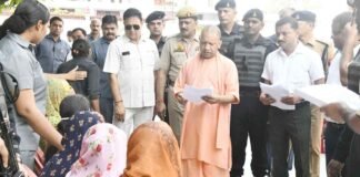 गोरखपुर: CM योगी ने जनता दर्शन में आए लोगों की सुनी फरियाद, कहा- पीड़ितों की हर संभव की जाए मदद Gorakhpur CM Yogi Adityanath
