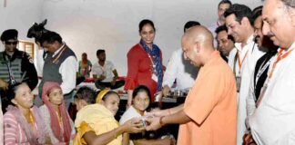 बाढ़ पीड़ितों के बीच ‘ग्राउंड जीरो’ पर पहुंचे CM योगी, बोले- सरकार आपके साथ
