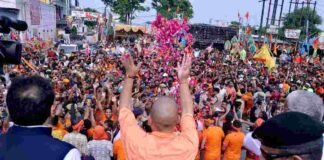 मेरठ-दिल्ली हाइवे पर सीएम योगी ने कांवड़ियों पर की पुष्पवर्षा, शिवभक्तों ने किया योगी-योगी का उद्घोष