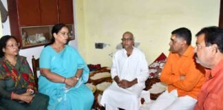 लखनऊ: महापौर ने मदुरई ट्रेन हादसे के परिजनों से की मुलाकात, कहा- हर तरह की सहायता के लिए साथ खड़ी है सरकार