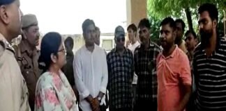 UP: राखी और कलावा उतरवाकर कूड़ेदान में फिंकवाया, टीके मिटाए, क्रिश्चियन स्कूल का मामला, अभिभावकों ने काटा बवाल