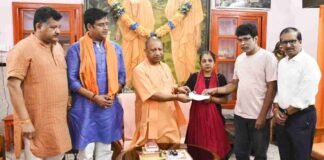 अग्निकांड की पीड़िता को योगी ने दी 5 लाख की आर्थिक सहायता, CM की संवेदना देख भावुक हुई महिला