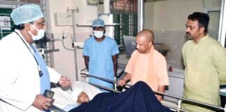 देवरिया कांड में घायल बच्चे से मिले CM योगी, डॉक्टरों से कहा- बालक के इलाज में नहीं आनी चाहिए कोई कमी